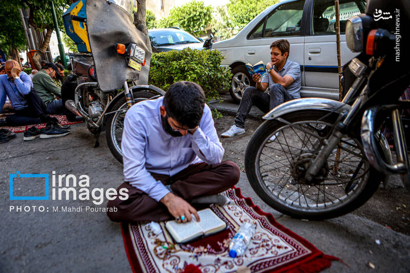 عکس/ قرائت دعای «عرفه» در حسینیه صنف «لباس فروشان»