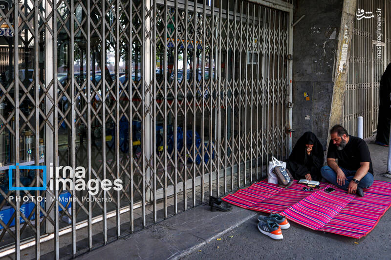 عکس/ قرائت دعای «عرفه» در حسینیه صنف «لباس فروشان»