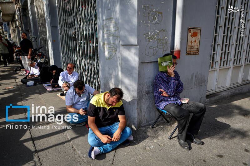 عکس/ قرائت دعای «عرفه» در حسینیه صنف «لباس فروشان»