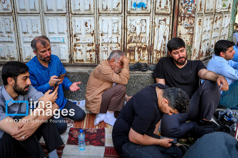 عکس/ قرائت دعای «عرفه» در حسینیه صنف «لباس فروشان»