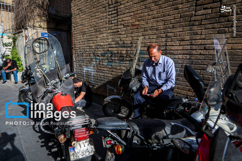 عکس/ قرائت دعای «عرفه» در حسینیه صنف «لباس فروشان»