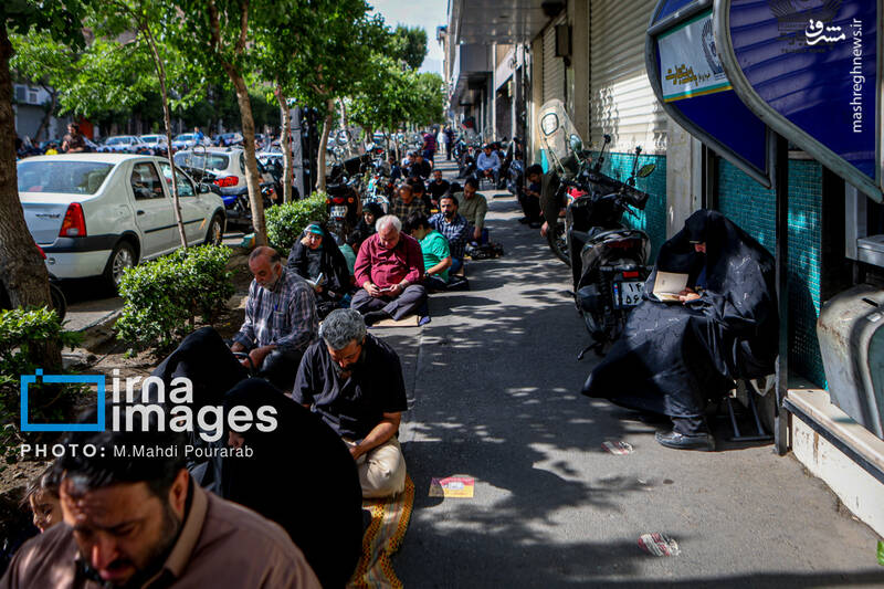 عکس/ قرائت دعای «عرفه» در حسینیه صنف «لباس فروشان»