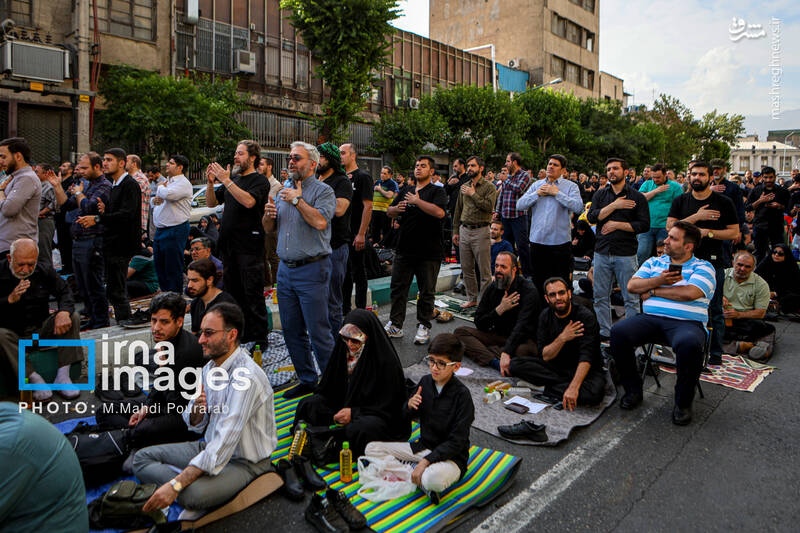 عکس/ قرائت دعای «عرفه» در حسینیه صنف «لباس فروشان»