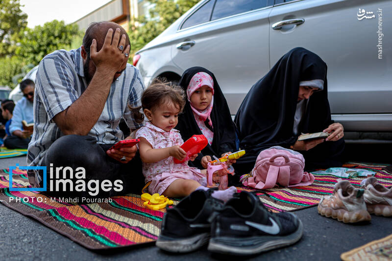 عکس/ قرائت دعای «عرفه» در حسینیه صنف «لباس فروشان»