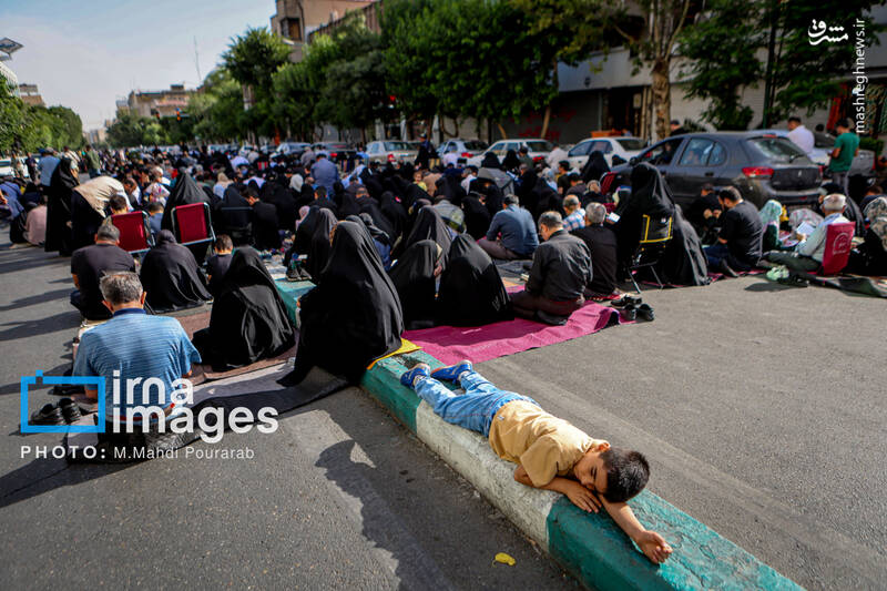 عکس/ قرائت دعای «عرفه» در حسینیه صنف «لباس فروشان»