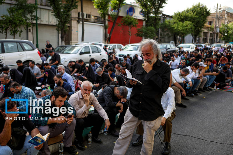 عکس/ قرائت دعای «عرفه» در حسینیه صنف «لباس فروشان»