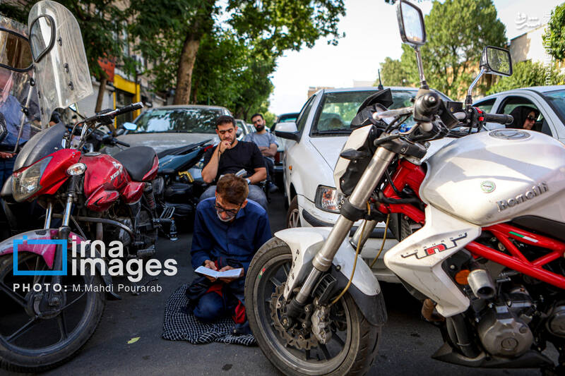 عکس/ قرائت دعای «عرفه» در حسینیه صنف «لباس فروشان»