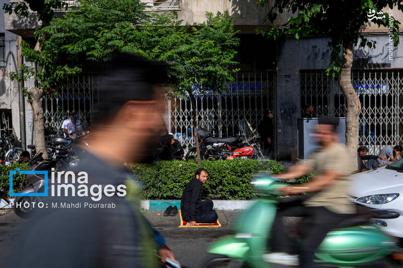 عکس/ قرائت دعای «عرفه» در حسینیه صنف «لباس فروشان»