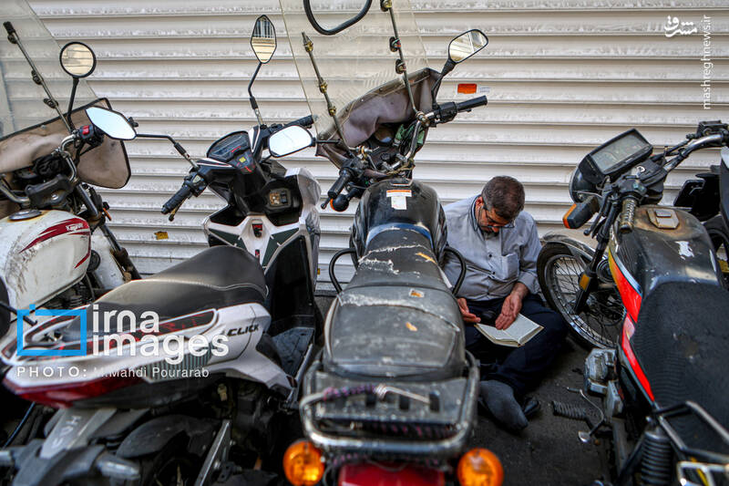 عکس/ قرائت دعای «عرفه» در حسینیه صنف «لباس فروشان»