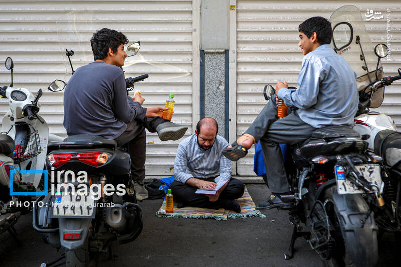 عکس/ قرائت دعای «عرفه» در حسینیه صنف «لباس فروشان»