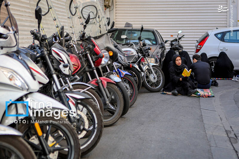 عکس/ قرائت دعای «عرفه» در حسینیه صنف «لباس فروشان»