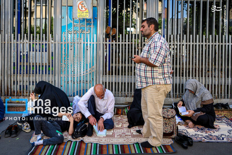 عکس/ قرائت دعای «عرفه» در حسینیه صنف «لباس فروشان»