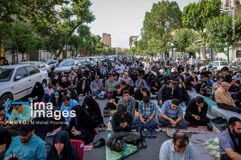 عکس/ قرائت دعای «عرفه» در حسینیه صنف «لباس فروشان»