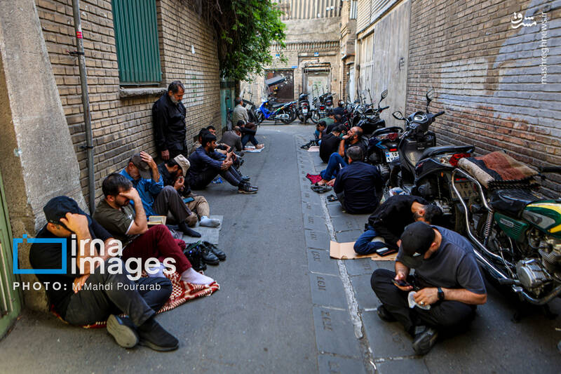 عکس/ قرائت دعای «عرفه» در حسینیه صنف «لباس فروشان»