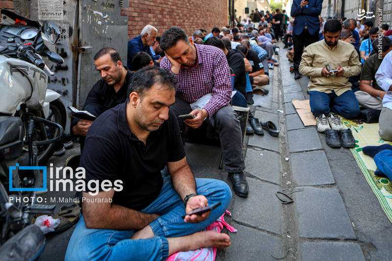 عکس/ قرائت دعای «عرفه» در حسینیه صنف «لباس فروشان»