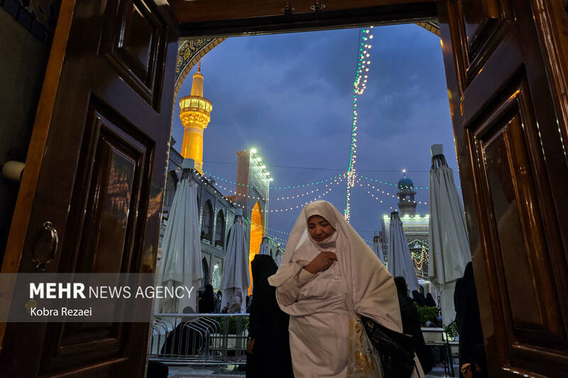 حرم مطهر امام رضا (ع) در شب بارانی عید قربان