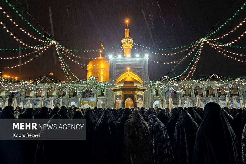 حرم مطهر امام رضا (ع) در شب بارانی عید قربان