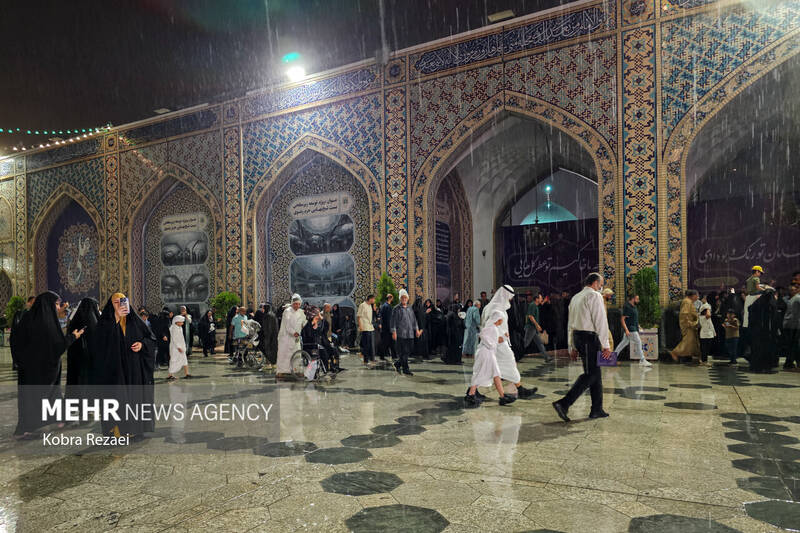 حرم مطهر امام رضا (ع) در شب بارانی عید قربان