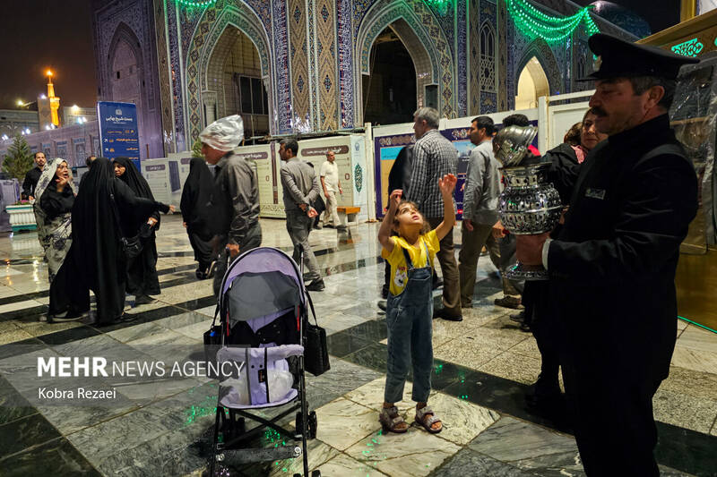 حرم مطهر امام رضا (ع) در شب بارانی عید قربان