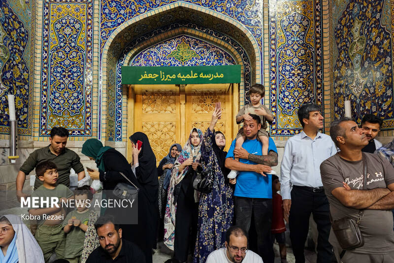 حرم مطهر امام رضا (ع) در شب بارانی عید قربان