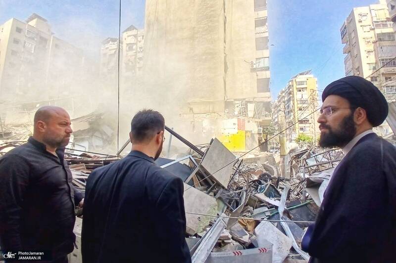 حضور سید علی خمینی در محل شهادت سید حسن نصرالله