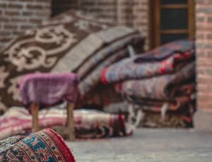 تصویری از رخ‌نمایی فرش ایرانی در کاروانسرای سعدالسلطنه