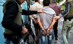 فیلم/ حمله یکی از اراذل و اوباش به مردم در پمپ بنزین