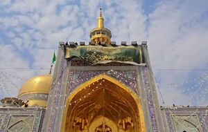 فیلم / نصب کتیبه‌های ولادت امام هادی (ع) در حرم رضوی