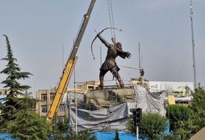 عکس/ نصب مجسمه ۱۵ متری آرش کمانگیر در میدان ونک