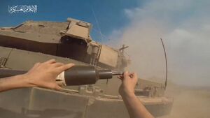 مهارت عجیب رزمنده فلسطینی در ترکاندن تانک اسرائیلی / فیلم