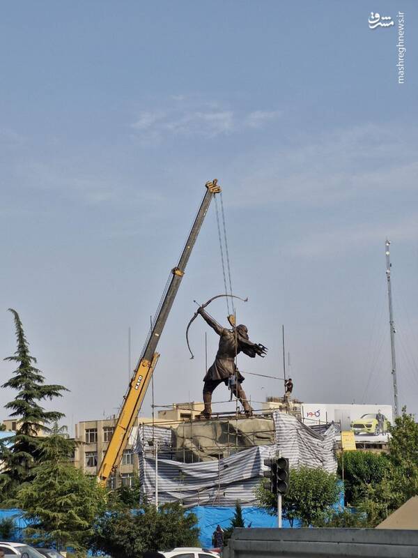 عکس / نصب مجسمه 15 متری آرش کمانگیر در میدان ونک