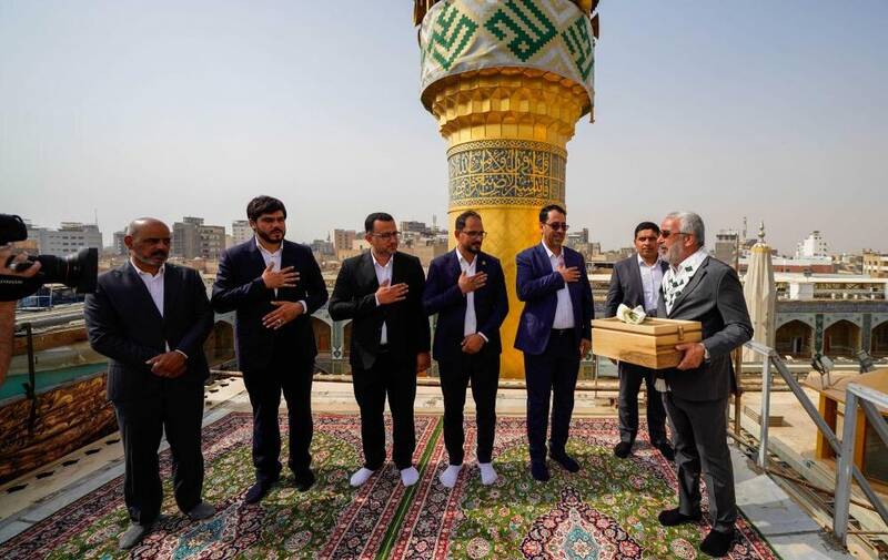 تصاویر زیبا از برافراشتن پرچم عید غدیر خم در حرم امام علی (ع) 2
