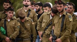 فیلم/ نظامیان صهیونی لباس‌های خود را به آتش کشیدند!