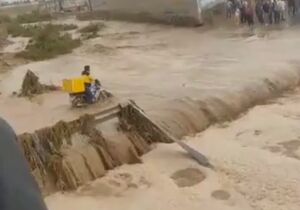 فیلم / لحظه هولناک گرفتار شدن موتورسوار در سیل روستای دهغیبی مشهد