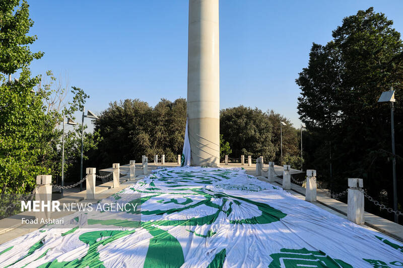 اهتزاز بزرگترین پرچم علوی بر فراز تهران