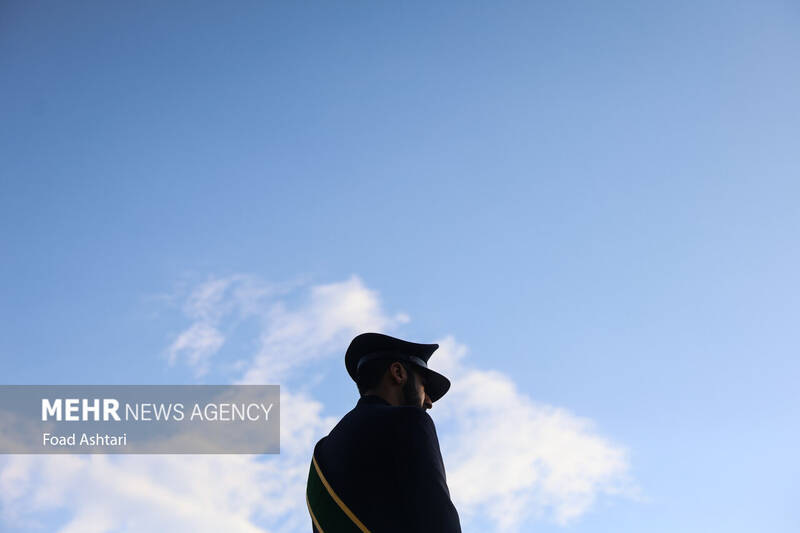 اهتزاز بزرگترین پرچم علوی بر فراز تهران