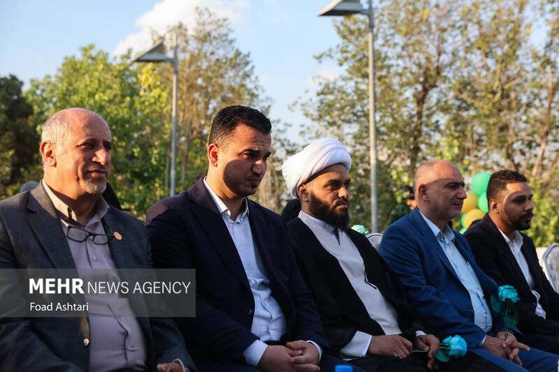 اهتزاز بزرگترین پرچم علوی بر فراز تهران