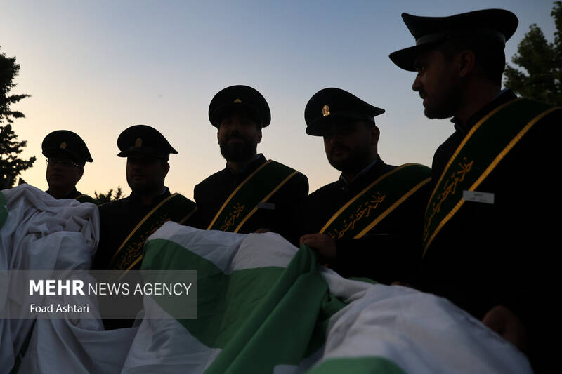 اهتزاز بزرگترین پرچم علوی بر فراز تهران