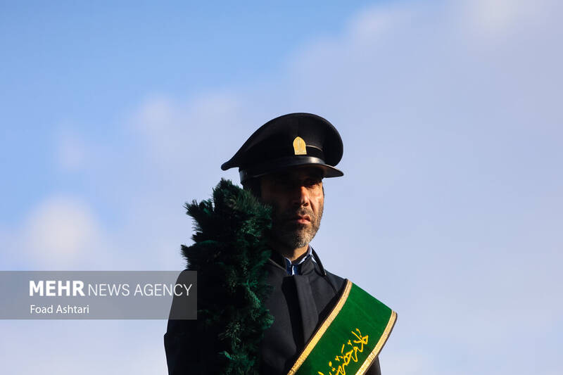 اهتزاز بزرگترین پرچم علوی بر فراز تهران