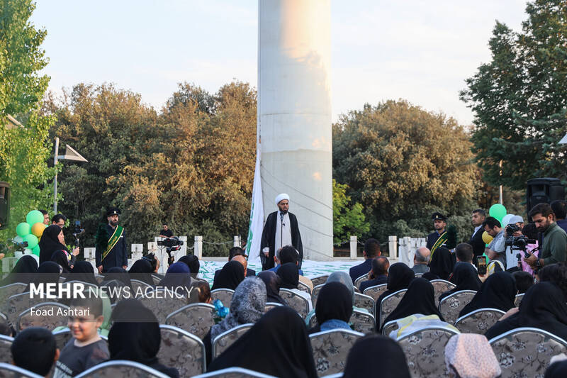 اهتزاز بزرگترین پرچم علوی بر فراز تهران