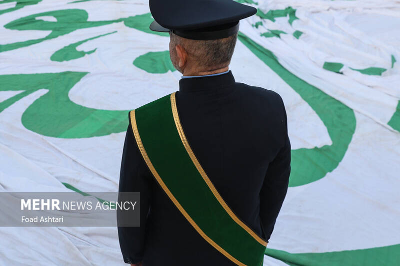 اهتزاز بزرگترین پرچم علوی بر فراز تهران