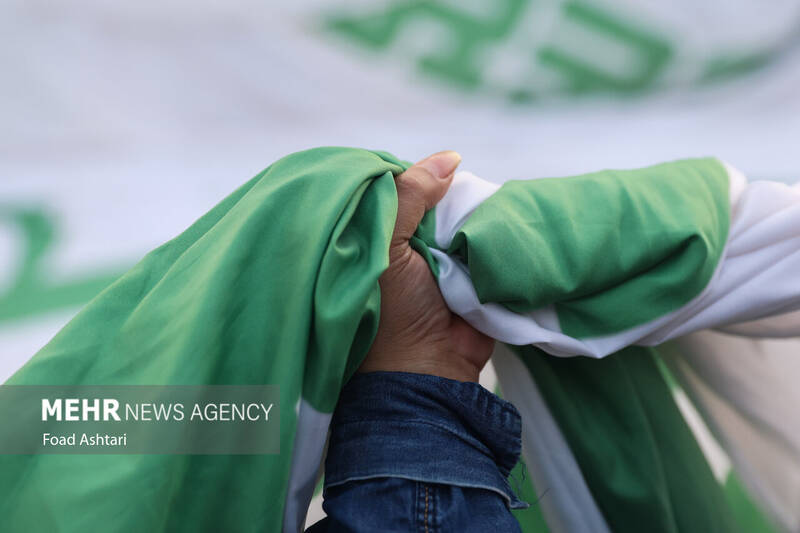 اهتزاز بزرگترین پرچم علوی بر فراز تهران