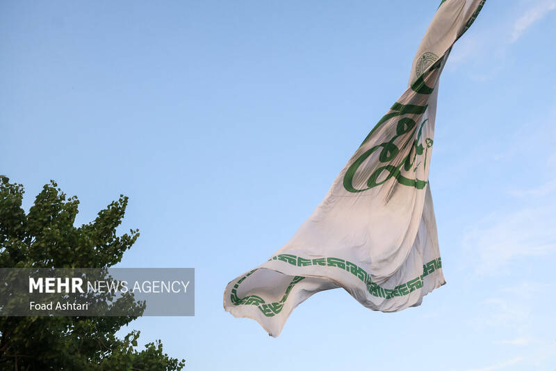 اهتزاز بزرگترین پرچم علوی بر فراز تهران