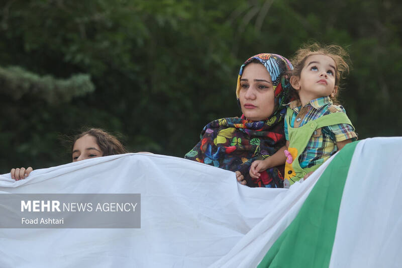 اهتزاز بزرگترین پرچم علوی بر فراز تهران