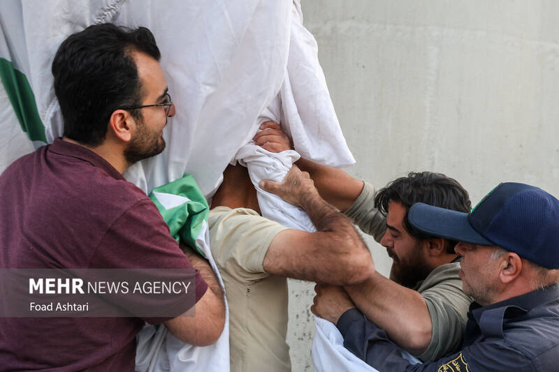 اهتزاز بزرگترین پرچم علوی بر فراز تهران