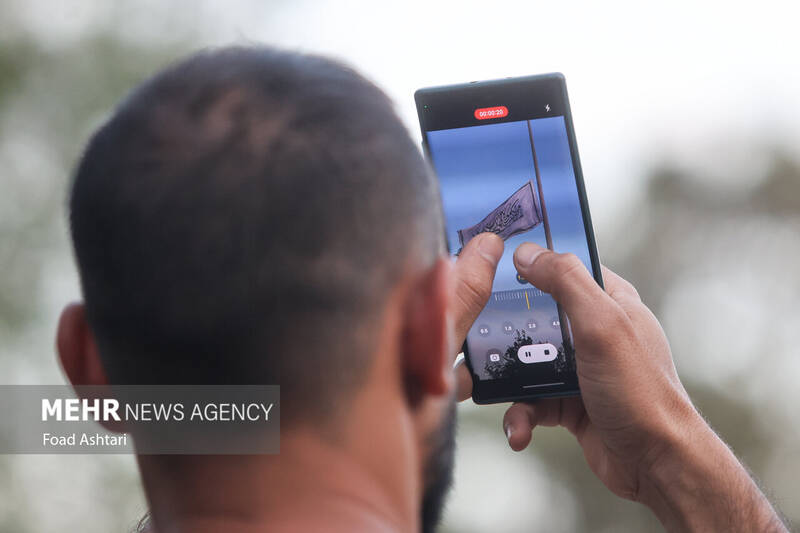 اهتزاز بزرگترین پرچم علوی بر فراز تهران