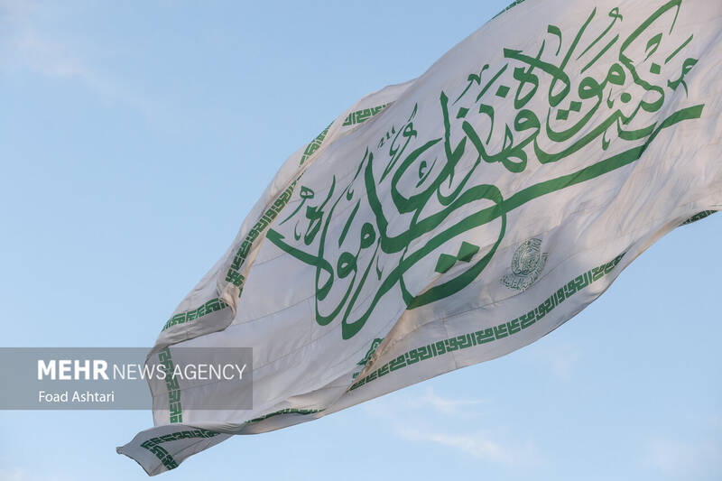 اهتزاز بزرگترین پرچم علوی بر فراز تهران