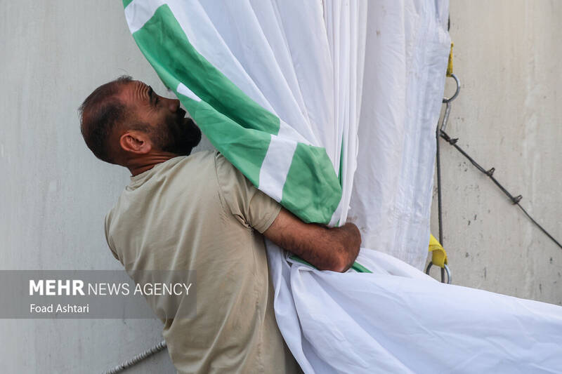 اهتزاز بزرگترین پرچم علوی بر فراز تهران