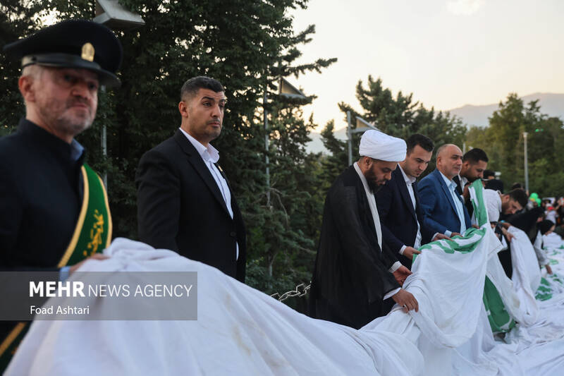 اهتزاز بزرگترین پرچم علوی بر فراز تهران