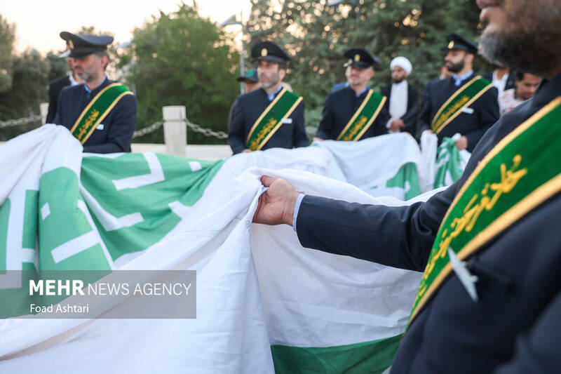 اهتزاز بزرگترین پرچم علوی بر فراز تهران